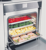 Beim Dampfgarer im XXL-Format von Miele kann gleichzeitig auf mehreren Etagen gegart werden. Das ist vor allem für Familien von Vorteil. Der Innenraum ist so groß wie beim herkömmlichen Backofen.