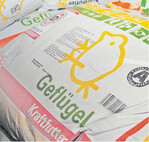 Der verhaltene Zukauf von Futtermitteln könnte den Absatz von Mischfutter schmälern. Deshalb werben die gewerblichen Mischer bei den Tierhaltern mit länger laufenden Lieferverträgen. Geflügelhalter können mit Kontraktlaufzeiten bis zu einem Jahr rechnen.