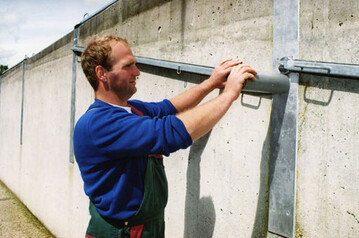 Statt Silosäcken halten mit Magneten ausgestattete Metallschienen die Silofolie am Rand fest und sorgen für einen luftdichten Abschluss.
