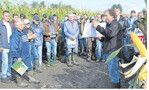 Der Betrieb Keinath (ganz l., in Blau: Ernst Keinath) stellt jährlich seine Felder für Maisversuche zur Verfügung. Die Züchter stellen ihre Sorten engagiert vor.