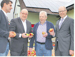 Start in die Apfelsaftsaison auf dem Betrieb der Firma Knill GmbH (v.l.): Daniel Weeber, VdAW, Klaus Heitlinger, Verband der deutschen Fruchtsaftindustrie e.V., Rudolf Knill, Inhaber der Knill GmbH und Dr. Friedrich Ahrens, MLR.