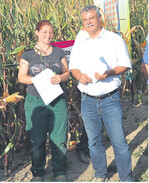 Teamarbeit: Die Landwirtsfamilie vom Betrieb Rinklef – im Bild Tochter Lisa – macht die Kulturführung, Hans-Werner Becker (r.) von der ZG Raiffeisen in Hockenheim organisiert die Versuche.
