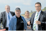 Stimmten im Kaiserstuhl auf den badischen Weinherbst ein (von links): Peter Wohlfarth und Kilian Schneider, Badischer Weinbauverband, Badens Weinkönigin Magdalena Malin und Minister Peter Hauk.
