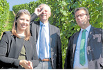 Sieht gut aus diesen Herbst. Weinkönigin Mara Walz, Weinbaupräsident Hermann Hohl und Weinbauminister Peter Hauk (von links) bei der traditionellen Öchslemessung im Weinberg.