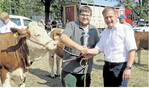 Bürgermeister Peter Reichert (r.) beglückwünscht den Sieger bei den Jungrindern, den Züchter Jungmann aus Spechbach.