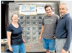 Schilder zeigen den Weg zur Verkaufsstelle auf dem Betrieb von Familie Otto Herz, Oberteuringen-Bibruck. „Der Automat macht Spaß. Das ist eine echte Erleichterung", berichtet Betriebsleiter Ferdinand Herz, mit auf dem Bild ist Vater Otto Herz (r.) und Mutter Birgit Herz.
