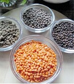 Rote geschälte Linsen sind ohne Einweichen in nur zehn Minuten gar.