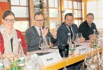 BWGV-Pressekonferenz mit (v. l.): Ute Bader, Fachberaterin Wein und stellvertretende Bereichsleiterin beim BWGV, BWGV-Präsident Dr. Roman Glaser sowie Stephan Danner und Kellermeister Rüdiger Nilles von der Durbacher Winzergenossenschaft.
