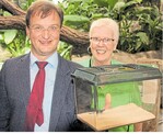 Der Karlsruher Zoodirektor Dr. Matthias Reinschmidt und Kreisvorsitzende Ingrid Beele-Luppold bringen die beiden Etruskermäuschen in ihr neues Zuhause, das kleinste Landsäugetier (zwei Gramm) der Welt gleich neben dem größten Landsäugetier, dem Elefanten (4000 Kilogramm).