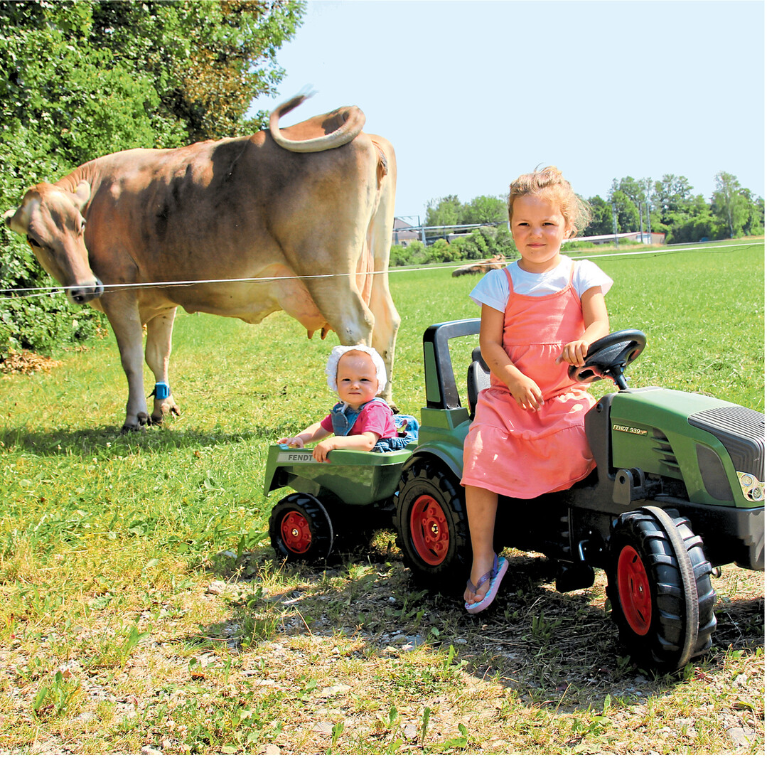 Mariella und ihre kleine Schwester Malena haben mal wieder nachgeschaut, ob alle trockenstehenden Kühen noch auf der Weide sind. Fotografiert hat das nette Gespann Mutter Sabrina Kreck aus Unteropfingen im Landkreis Biberach.