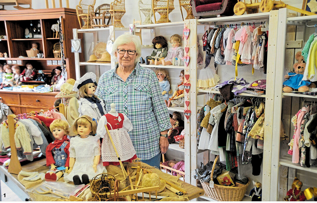 Die Puppenmacherin Lieselotte Gorowicz in ihrer Werkstatt in Eisenbach im Allgäu.