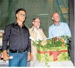 Uli Natterer (links) verabschiedet Dieter Weiler (Mitte) und begrüßt Martin Herrmann (rechts) als neuen Kollegen. Aufgrund seiner Leidenschaft für Haselnüsse erhielt er zum Abschied einen Ausflug ins Piemont.