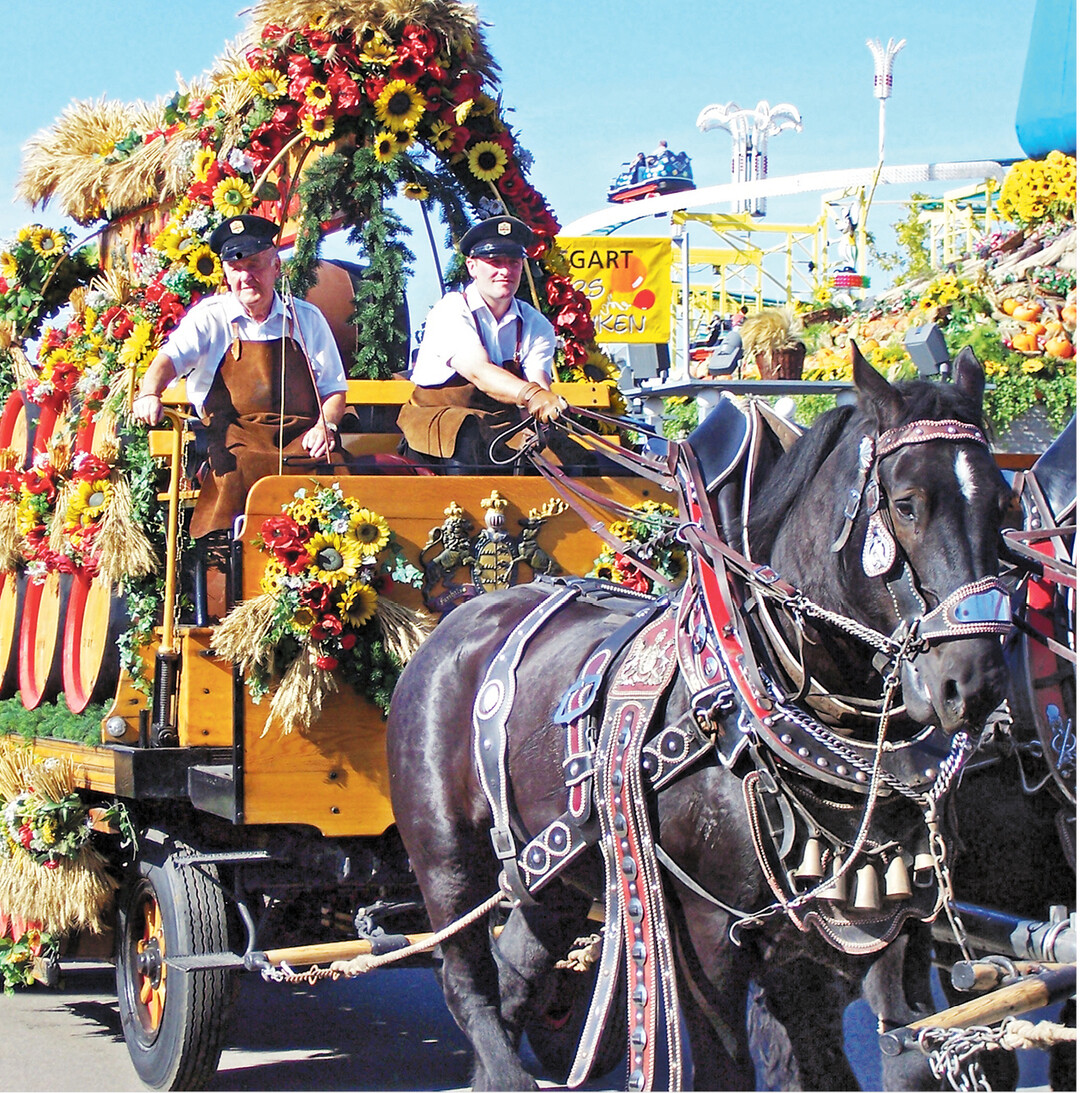 Am 27. September beginnt das Cannstatter Volksfest. Der große historische Umzug wird am Sonntag, 29. September, um 11 Uhr am Cannstatter Kursaal starten. Herrlich dekorierte Prachtgespanne der Stuttgarter Brauereien, historische Fahrzeuge, bunte Trachtengruppen und -kapellen, bäuerliche Darstellungen, historische Gruppen und Bürgerwehren aus dem ganzen Land und darüber hinaus ziehen mit mehr als 3500 Mitwirkenden zum Wasen.