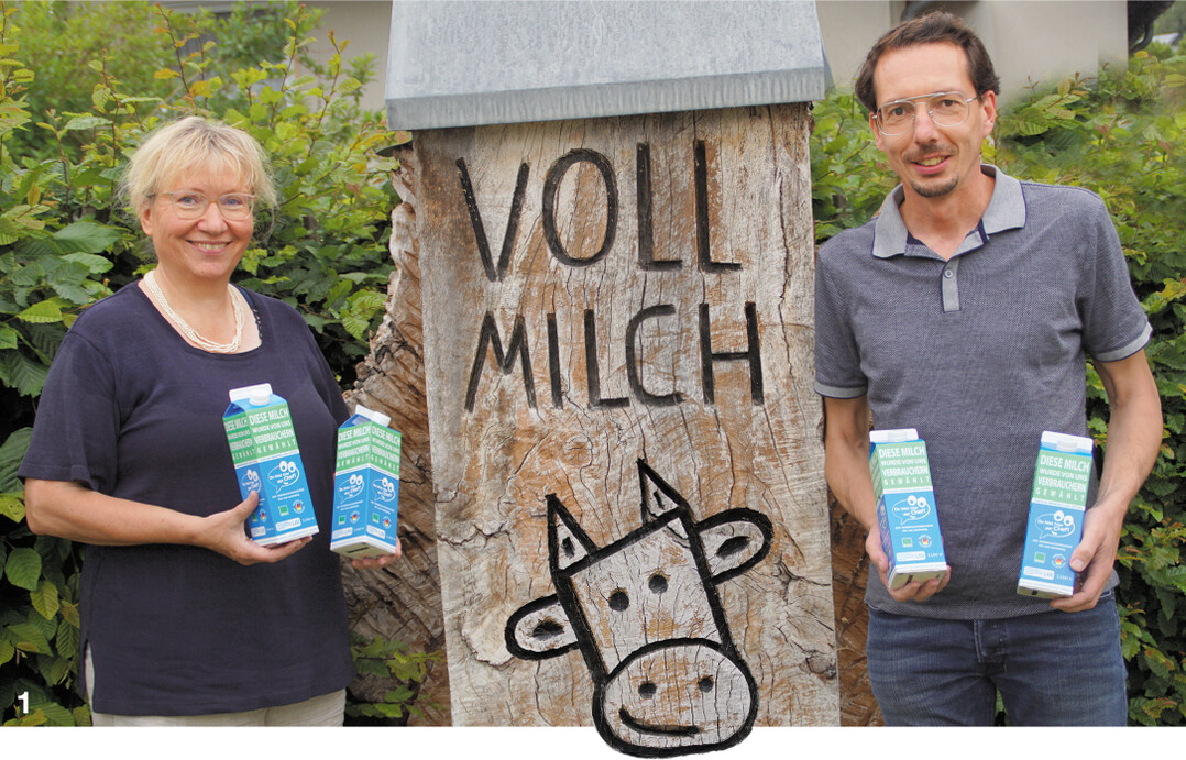 Karin Artzt-Steinbrink, Geschäftsführerin der Upländer Bauernmolkerei, und Nicolas Barthelmé, Gründer der Initiative Du bist hier der Chef!", freuen sich über die Markteinführung der Verbrauchermilch.