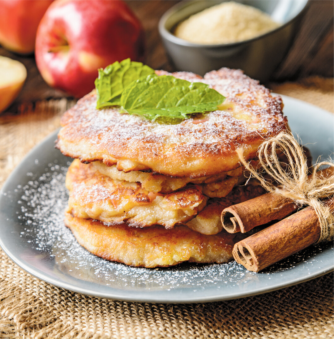 Wie wäre es mal wieder mit Apfelpfannkuchen? Ein Klassiker aus Omas Rezeptsammlung. Kleingeschnittene Apfelstückchen oder ganze Scheiben (Kerngehäuse entfernt) in einen dicken Pfannkuchenteig geben und portionsweise in heißem Fett ausbacken. Schmeckt lecker mit Zimtzucker, Vanillesoße oder einer Kugel Eis und Sahne.