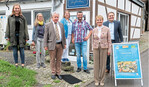 Vor dem Hofladen des Brunnenhofs in Mäusdorf, von rechts: Anton Baron, Friedlinde Gurr-Hirsch, Maik Noz, Caroline v. Wistinghausen-Noz, Arnulf Freiherr von Eyb, Sonja Jürschik, Demeter Baden-Württemberg, und Franziska Frey, Regionalmanagerin Bio-Musterregion Hohenlohe.