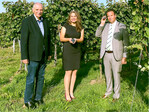 Weinbaupräsident Hermann Hohl (l.) mit Weinkönigin Tamara Elbl und Agrarminister Peter Hauk (r.) im Weinberg.