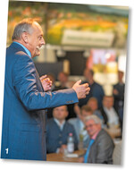 Joachim Rukwied, Präsident des Landes- und Deutschen Bauernverbandes eröffnet den Jubiläumsabend.