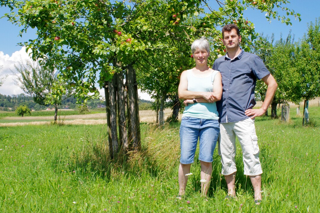 Ulrike und Kurt Lenski aus Salem vor einem ihrer 300 Hochstämme