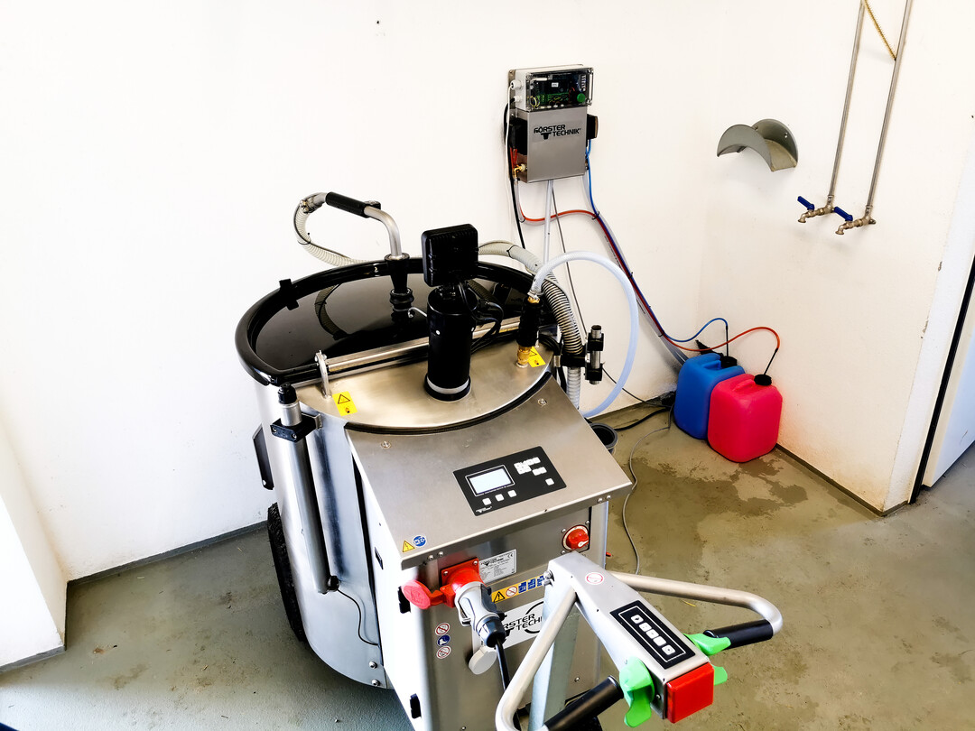 Bei der Clean & Fill Station der Frster Technik GmbH kann der mobile Milchbehlter zur Reinigung jetzt mit wenigen Handgriffen angeschlossen werden. Das Reinigungsprogramm luft vollautomatisch ab und reinigt alle Flchen sowie die sensiblen Bereiche.