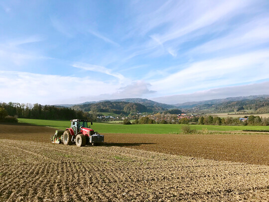 Vater Wilfried Klein beim Säen von Ackerbohnen.