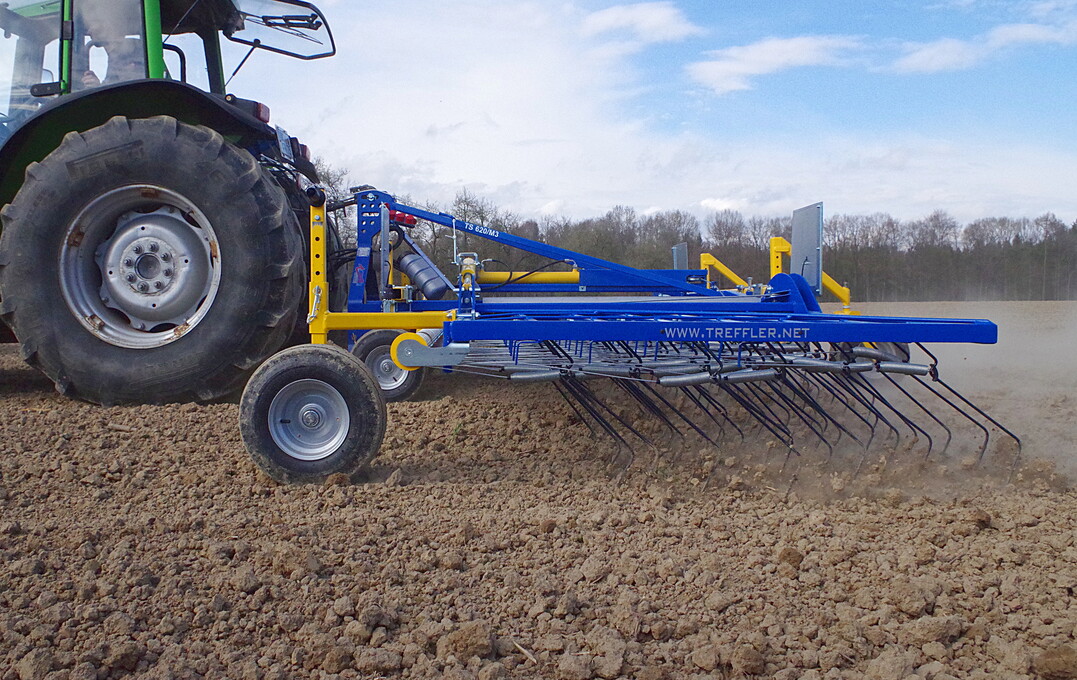 Striegel Treffler TS 620/M3: Dieser Heckstriegel hat eine Arbeitsbreite von sechs Metern (plus 20 Zentimeter zum Überlappen) uns ist bis maximal 15 Meter Breite erhältlich. Die Zinken des TS 620 sind über eine Feder vorgespannt und sollen auf unebenem Boden an jeder Stelle den gleichen Druck ausüben. Der Druck ist laut Hersteller von 200 Gramm bis fünf Kilogramm verstellbar.