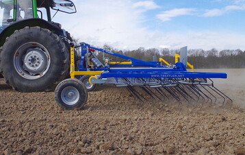 Striegel Treffler TS 620/M3: Dieser Heckstriegel hat eine Arbeitsbreite von sechs Metern (plus 20 Zentimeter zum Überlappen) uns ist bis maximal 15 Meter Breite erhältlich. Die Zinken des TS 620 sind über eine Feder vorgespannt und sollen auf unebenem Boden an jeder Stelle den gleichen Druck ausüben. Der Druck ist laut Hersteller von 200 Gramm bis fünf Kilogramm verstellbar.