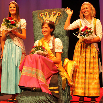 Die neuen Apfelhoheiten vom Bodensee: Dorothea Stotz hat als Knigin den Thron erklommen. Ihr zur Seite stehen die Apfelprinzessinnen Karolina Maier (l.) und Linda Nberlin. 