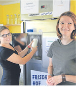 Fast wie aus dem Euter: Lisa Heiduk und Stephanie Arnold ( v. l.) am Milchautomaten.