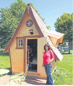 Florence Marmy zeigt die Gästehäuschen, die im Internet als Bausatz bestellt werden können.