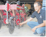 Markus Pflugfelder, Leiter des Versuchsstandortes Ihinger Hof der Universität Hohenheim, erklärt den Prototyp des Streifenlockerungsgeräts, der seit 2006 ständig weiterentwickelt wird.