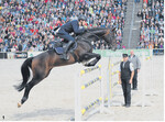 Hoch hinaus: Gerrit Nieberg mit seinem Pferd „PH Christdorn" während eines imposanten Sprungs über ein Hindernis.