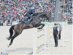 Hoch hinaus: Gerrit Nieberg mit seinem Pferd „PH Christdorn" während eines imposanten Sprungs über ein Hindernis.