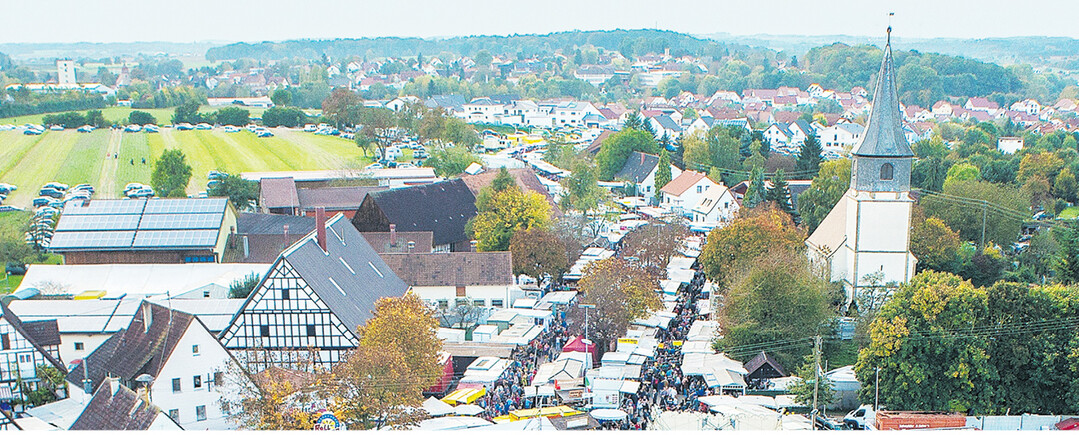 Blick auf den Krämermarkt der Muswiese mit der markanten Michaelskirche, rechts im Bild.
