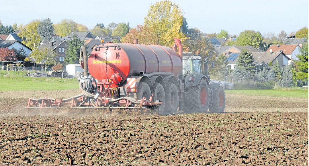 Der Wirtschaftsdünger wird direkt beim Ausbringen mit einem Grubber eingearbeitet