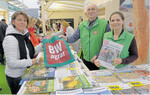 Besucher des Standes von BWagrar und Ulmer Verlag können in einem breiten Angebot an Zeitschriften und Büchern blättern.