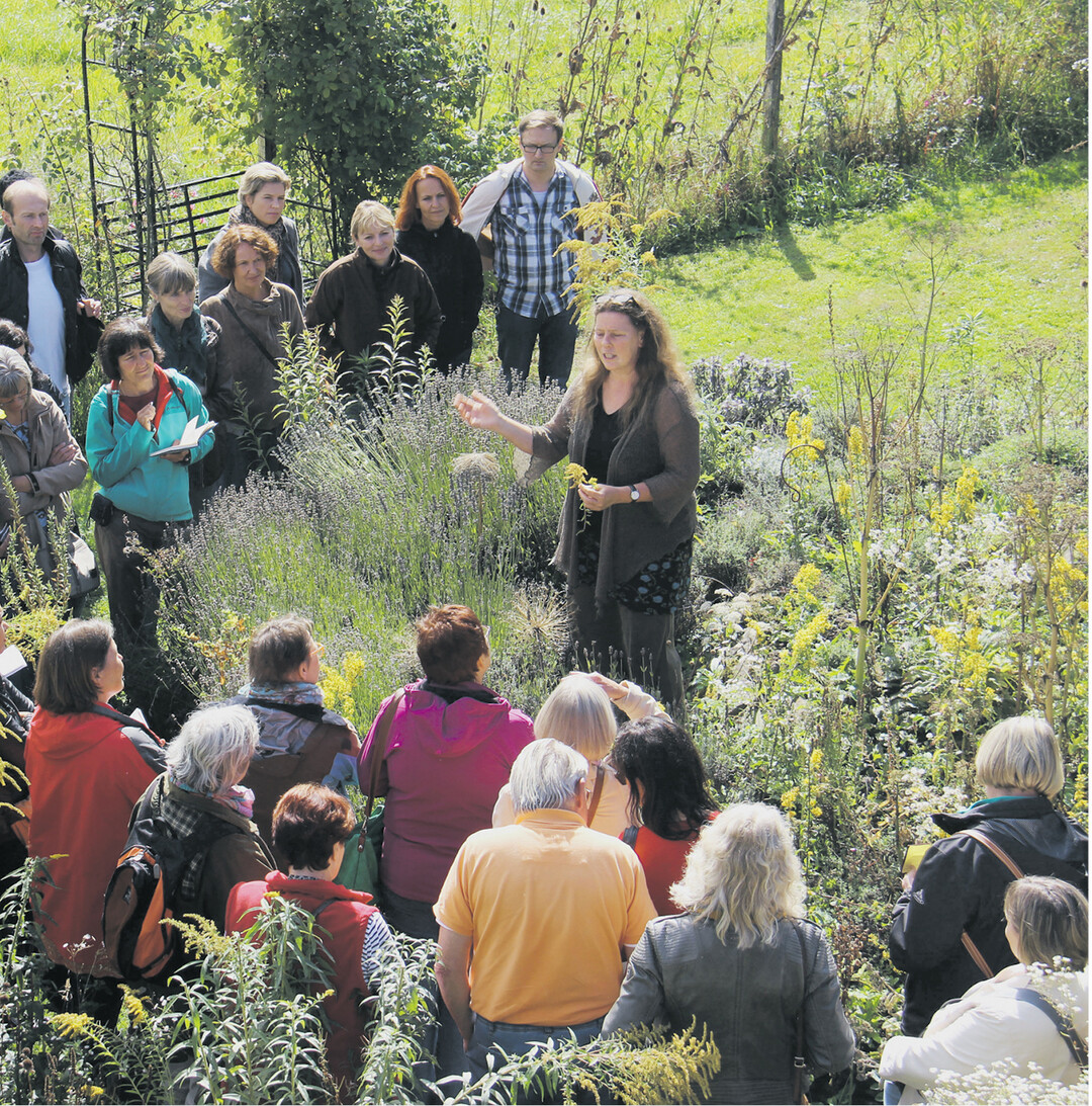 bild der woche Das Kräuterzentrum Wasenhof in Trauzenbach, Gemeinde Großerlach, feierte kürzlich zehnjähriges Jubiläum. Christine Pommerer (Bild) lädt am Samstag, 15. Oktober, von 14 bis 17 Uhr zum letzten offenen Tag in diesem Jahr ein, zum Schauen, Stöbern und Einkaufen, mit Kräuterimbiss und Gartenführung. Wer sich für die uralte Tradition des Räucherns mit Nadelhölzern und Kräutern interessiert, kann dies im Seminar vom 21. und 22. Oktober erleben und lernen.