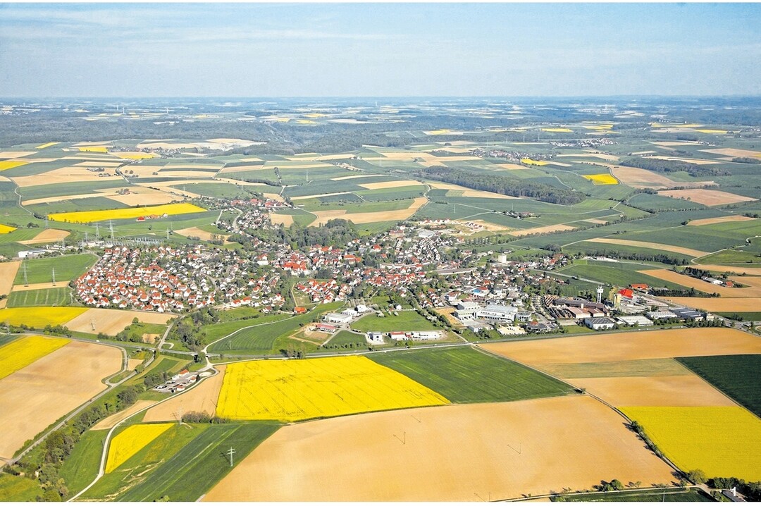 Abgeschlossene Flurneuordnung Kupferzell im Hohenlohekreis. In Baden-Württemberg standen 2016 349 Flurneuordnungsverfahren mit einer Gesamtfläche von 261.000 Hektar in Bearbeitung. Davon waren 149 Regel- und Rebverfahren auf einer Gesamtfläche von 95.000 Hektar. Die Anzahl Beschleunigter Zusammenlegungsverfahren betrug 49 mit 103.000 Hektar. Vereinfachte Verfahren waren 2016 50 Verfahren auf 6000 Hektar in Bearbeitung. Außerdem wies der Verfahrensbestand 101 Unternehmensflurbereinigungen auf 58.000 Hektar aus.