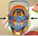 Beim Knistertest" wird der Helm zusammengedrückt. Knistert dieser, müssen Sie den Helm sofort ersetzen.