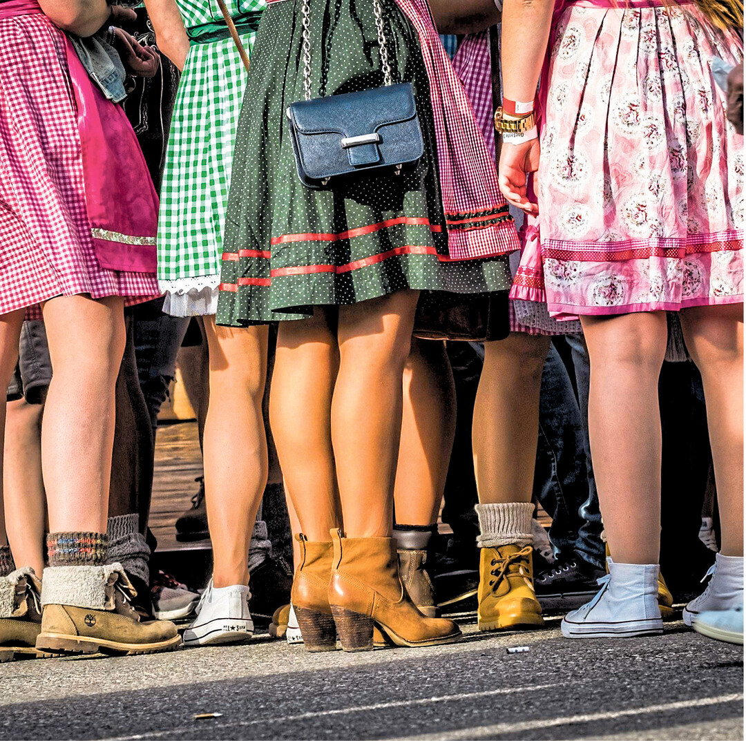 Dirndl-Mode kommt jetzt wieder ganz groß raus. Auf dem Landwirtschaftlichen Hauptfest und beim Cannstatter Volksfest ist die beste Gelegenheit, sich im modischen, ländlichen Outfit zu zeigen. Zur Kultur der echten schwäbischen Tracht gibt es am 13. und 14. Oktober den 20. Trachtenmarkt in 86381 Krumbach, mit Trachten, Stoffen, Kurzwaren, Schnitten, Büchern, einer Trachtenbörse und zünftiger Musik. Infos unter www.trachten-schwaben.de.