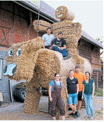Mehr als 3,5 Meter hoch ist die Strohballenfigur der Landjugend Attenweiler im Landkreis Biberach.