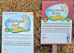 Alle Flächen, auf denen Getreide für KraichgauKorn wächst, sind beschildert. Auf den neuesten Schildern wird das Thema Artenvielfalt nach vorne gestellt.