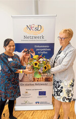 Präsidentin Marie-Luise Linckh (rechts) dankt der Netzwerkkoordinatorin Christine Binder für den erfolgreichen Projektabschluss.