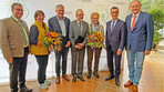 Umrahmt von Bauernpräsident Joachim Rukwied (r.), Bundeslandwirtschaftsminister Cem Özdemier (2.v.r.) und Baden-Württembergs Landwirtschaftsminister Peter Hauk (l.). freuen sich Gerhard Glaser (3.v.l.) und Klaus Mugele (Mitte) mit ihren Frauen Regina Glaser (2.v.l.) und Hildegard Kütterer-Mugele über die Auszeichnung.