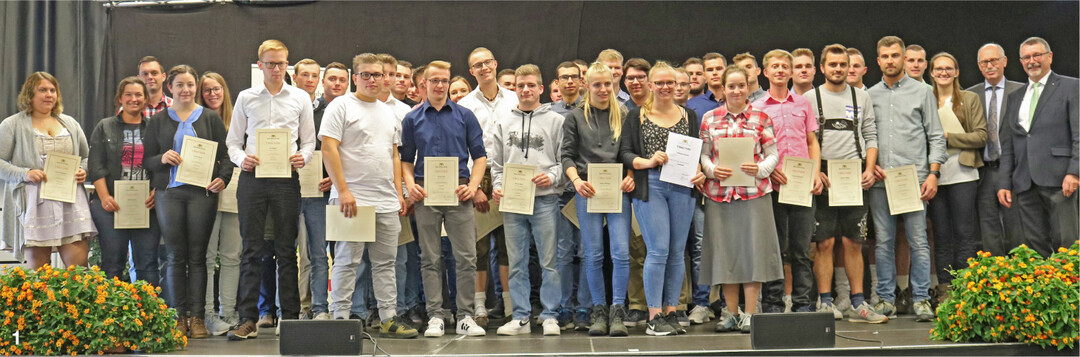 Dr. Kurt Mezger und Dr. Konrad Rühl (1. u. 2. v. r.) überreichten den stolzen Landwirt/innen ihre Urkunden in der Schleyerhalle in Stuttgart.