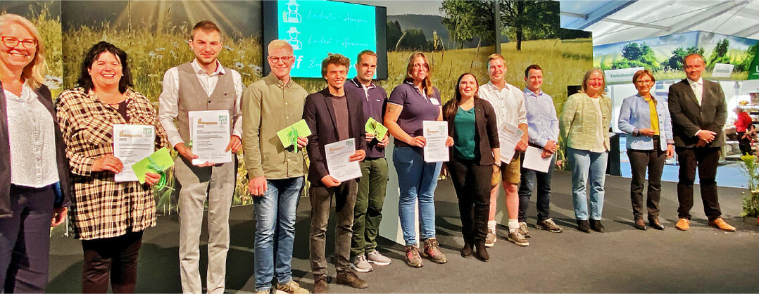 Preisübergabe auf der Bühne in Halle 1 des Landwirtschaftlichen Hauptfestes mit Staatssekretärin Sabine Kurtz (2.v.r).