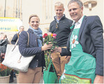LBV-Vizepräsident Gerhard Glaser (rechts) mit Kunden beim Erntedank-Wochenmarkt vor der Stiftskirche in Stuttgart: Verkauf regionaler Erntegaben der Marktbeschicker für einen guten Zweck.