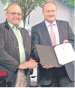 Karl Baisch (l.) wird von Präsident Joachim Rukwied mit der Goldenen Ähre des Landesbauernverbandes ausgezeichnet.