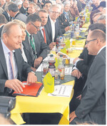 Präsident Joachim Rukwied und Bundesminister Christian Schmidt unterhalten sich vor dem Beginn des Bauerntages auf dem Hauptfest.