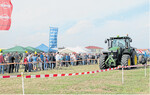 Gebannt verfolgten die Besucher die Maschinenvorstellung und konnten es kaum erwarten die Traktoren selbst zu testen.